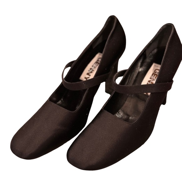 Genny Shoes - HP!Genny Italian Black pumps